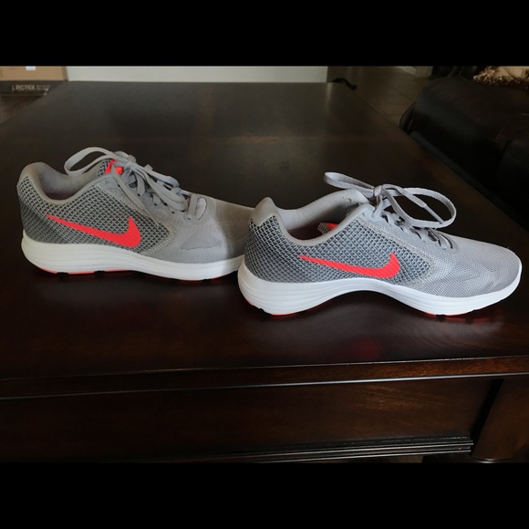Nike women’s gray and orange tennis shoes size 7 - Picture 1 of 6